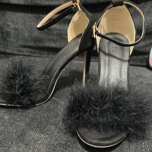 Fun trendy shoe:) never worn